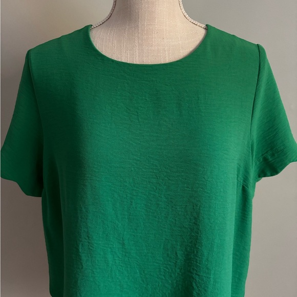 Short Sleeve Scalloped Hem Top Green - Picture 2 of 9